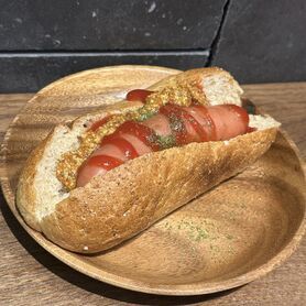 全粒粉パンのホットドック