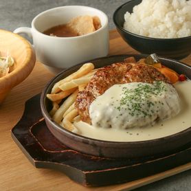 鉄板ハンバーグ　濃厚チーズソースの海