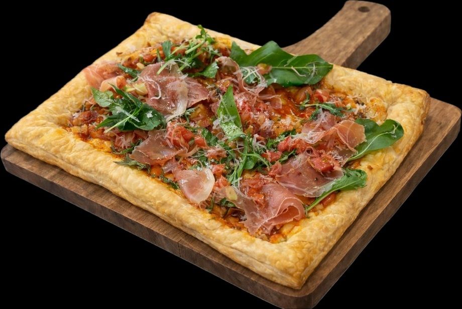 【パイピザ】生ハムとベビーリーフのトマトソース