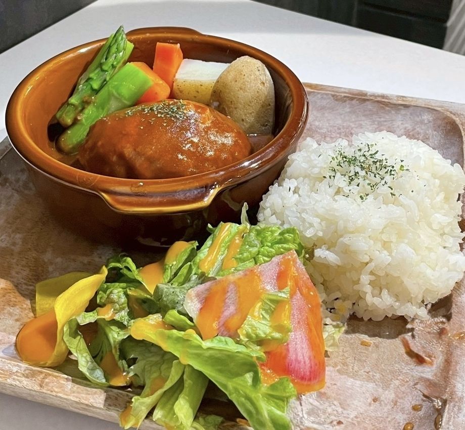 🌸彩り春野菜のデミグラスハンバーグ🍽️🌸