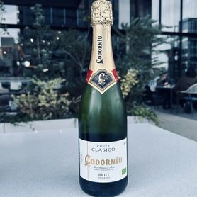 白泡：コドルニウクラシコ　ブリュット　スペイン　辛口