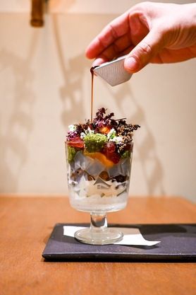 苺と桜のクリームあんみつ