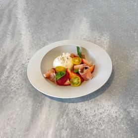 ブッラータチーズと季節のフルーツ