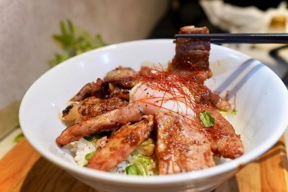 テイクアウト《⚠️数量限定⚠️》極上🔥宮崎牛＆三元豚の最強肉丼🥢