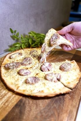 ✨新メニュー✨【お酒泥棒】バジルフランクと黒胡椒のやみつきチーズピザ