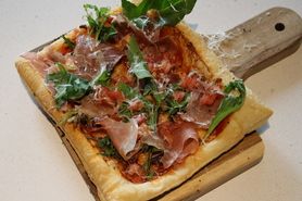 【パイピザ】生ハムとベビーリーフのトマトソース