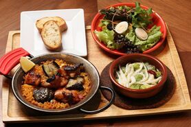 鶏肉と茄子　山椒のパエリャ&シラウオと空豆のアヒージョ