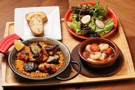 鶏肉と茄子　山椒のパエリャ&海老とキノコのアヒージョ