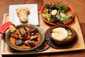 鶏肉と茄子　山椒のパエリャ&カマンベールとブロッコリーのアヒージョ