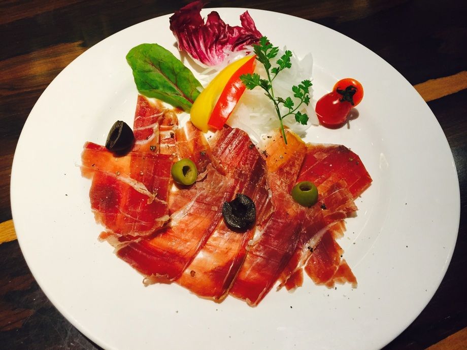 生ハムプレート  〜ハモン・デ・トレベレス〜（フル９８０円    ハーフ６８０円）