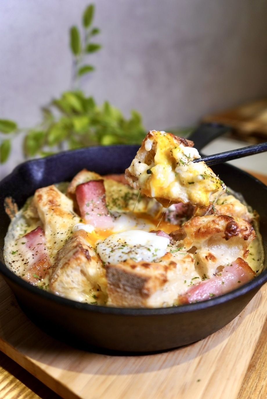 とろ〜り卵が絡む🍳濃厚カルボナーラ・パングラタン🍞