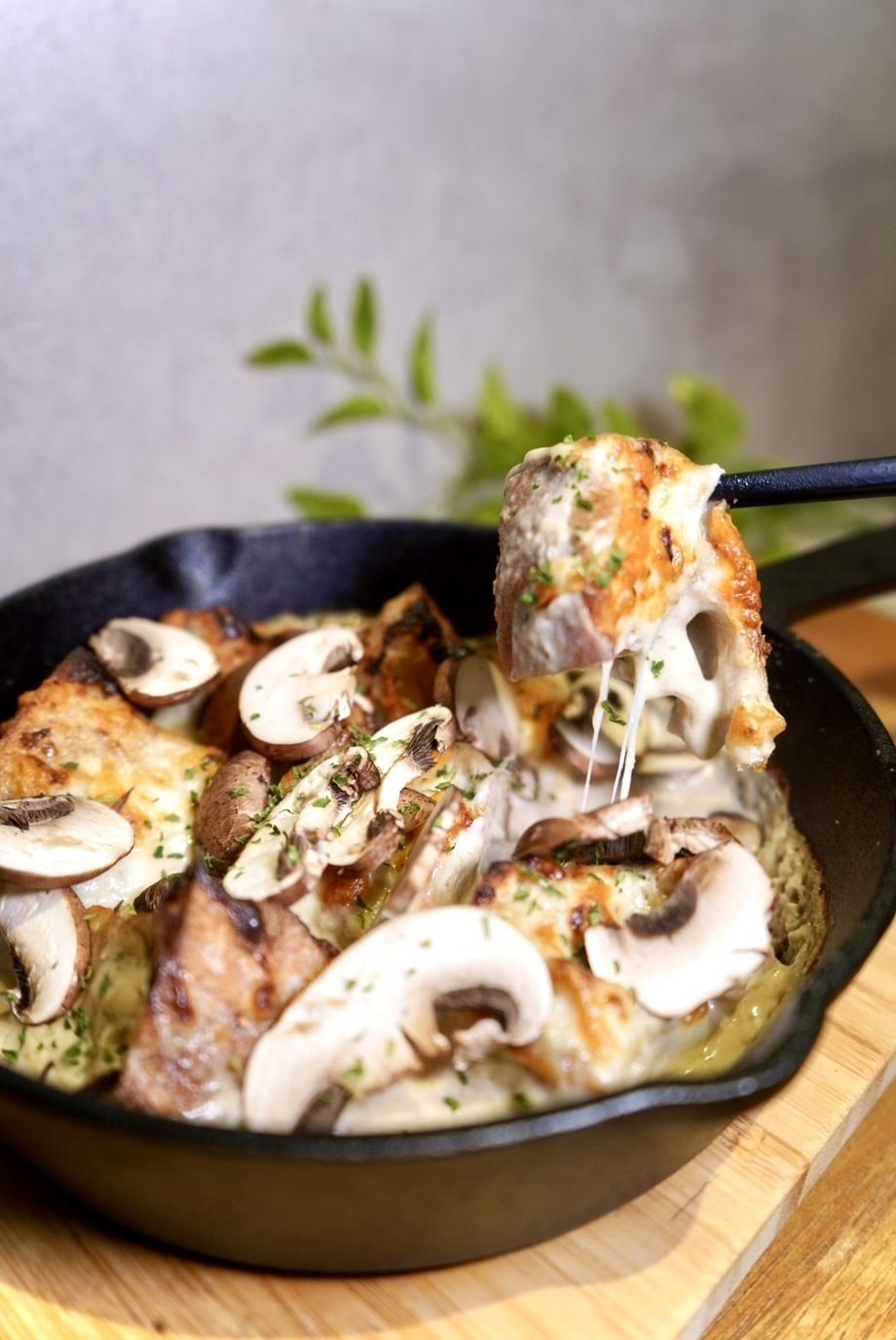 🍄芳醇な香り！ポルチーニとたっぷりチーズの絶品パングラタン🍞