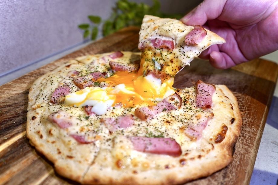 とろ〜り半熟卵🍳と炙りベーコン🥓の極濃カルボピザ🍕