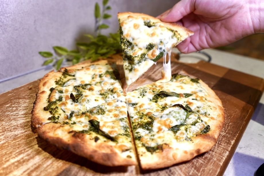 🌿💥香り爆発！フレッシュバジルと極上チーズのジェノベーゼピザ🍕🧀