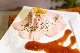 自家製しっとり鶏ハム 〜春キャベツのピクルスと芳醇トリュフドレッシング〜