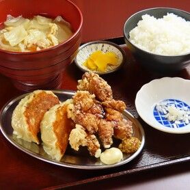 製造所定食(大粒餃子2個たれザンギ1個ご飯味噌汁)