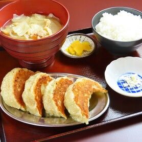 大粒餃子定食(大粒餃子4個ご飯味噌汁)