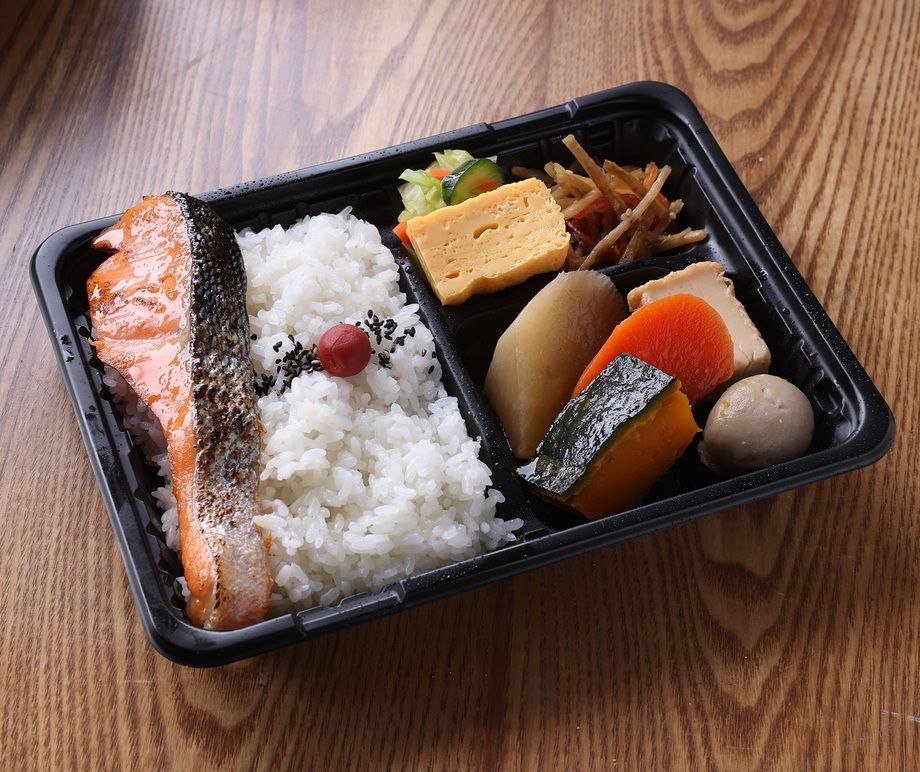 銀鮭炙り焼きと手作り煮物の2種盛り弁当（白米）