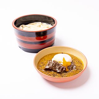 炙り牛のまろやか温玉カレー仕立て
