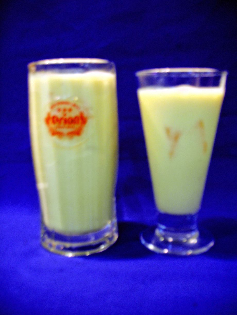 自家製フルーツジュース　（オレンジ・バナナ・桃・パイン・牛乳） （グラス３９０円　ジョッキ５８０円）