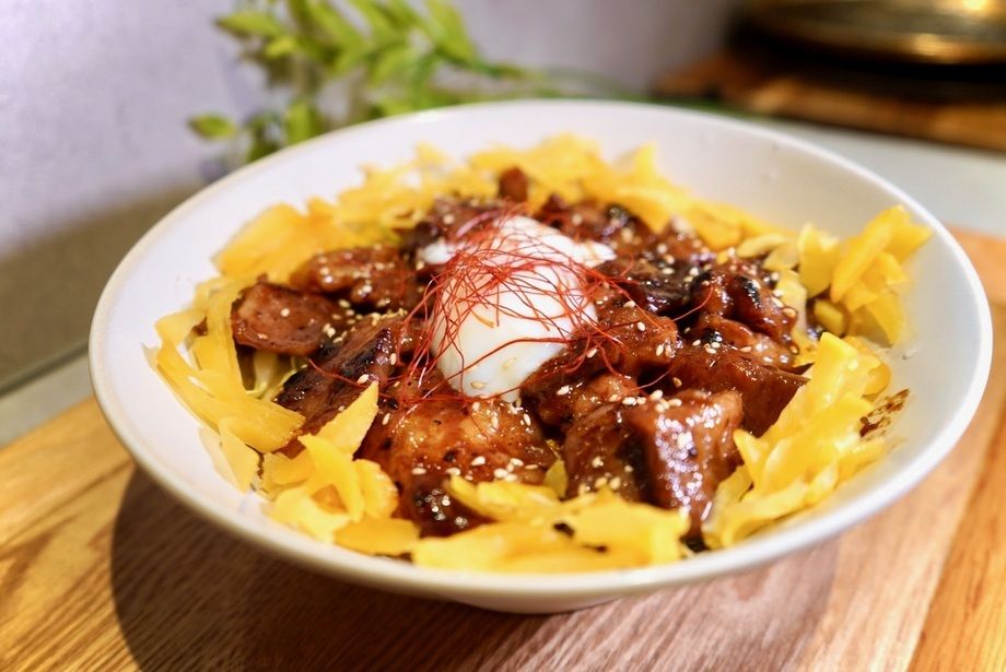 • 【👑幻の限定丼👑】極上宮崎牛がススム！秘伝の旨辛味噌・特上肉丼✨