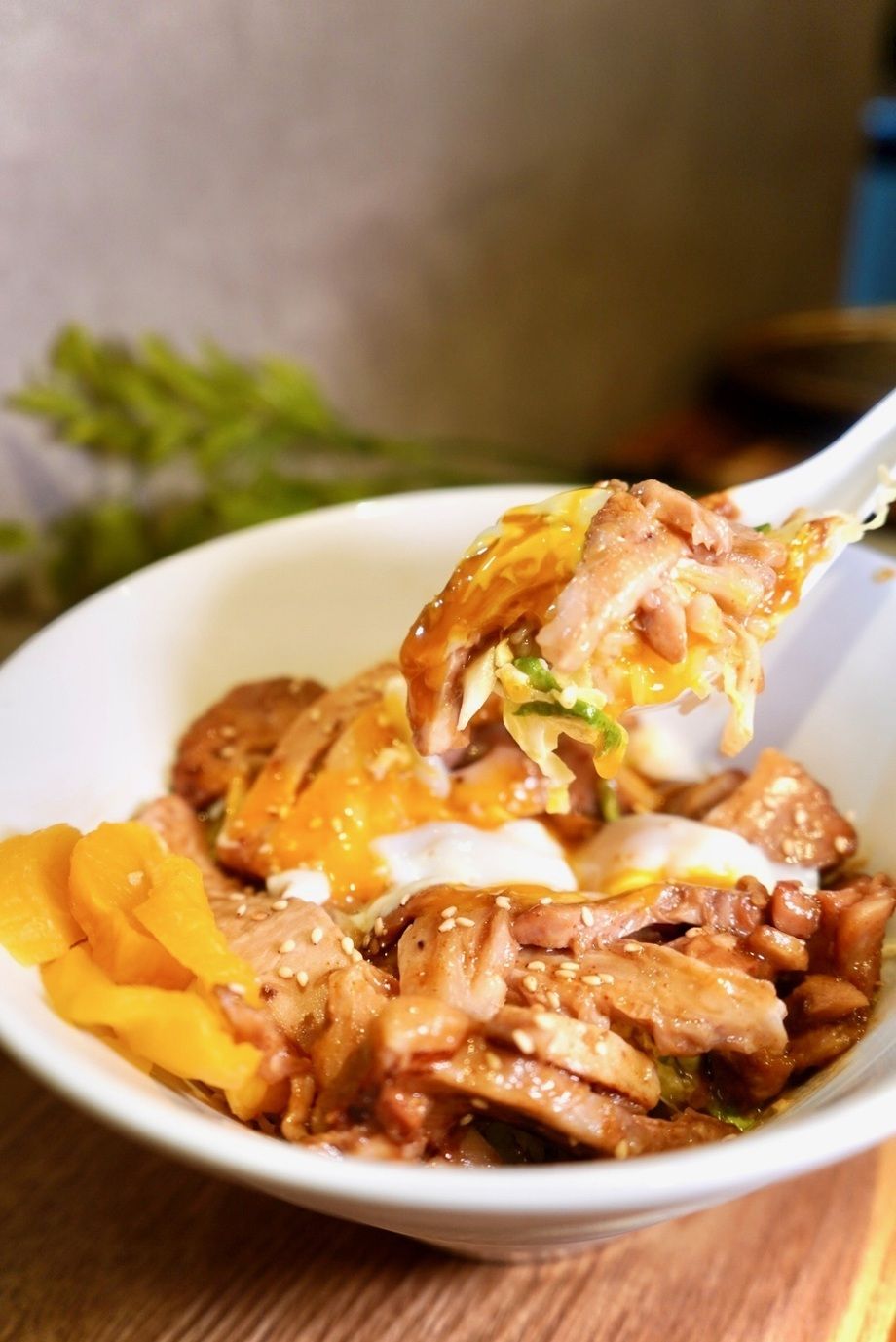 【極みの一杯🥢】秘伝のピリ辛味噌が絡む！極旨・豚ウデ肉丼🐷