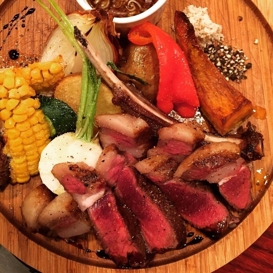 骨付き鹿ロースグリル（2400円）