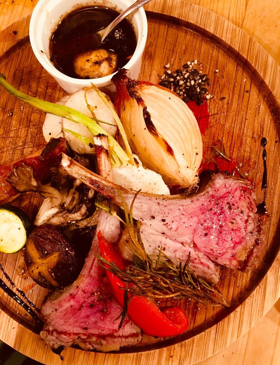 骨付きラムの香草グリル（2300円）