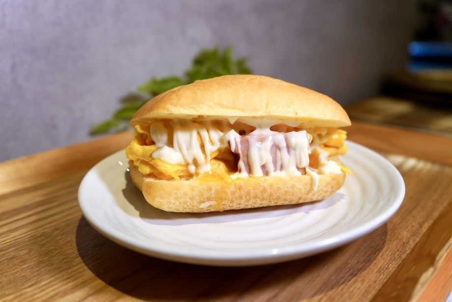 キャベツとベーコンのふわふわ卵焼きサンド