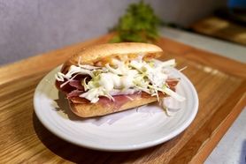 生ハムとたっぷりキャベツのチーズトマトサンド