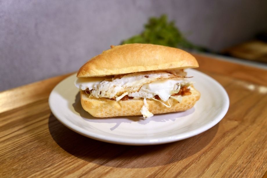 ピリ辛肉味噌＆とろ～り目玉焼きサンド🍳