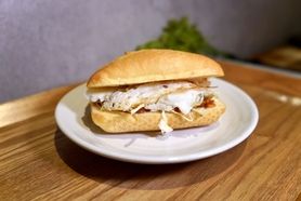 ピリ辛肉味噌＆とろ～り目玉焼きサンド🍳