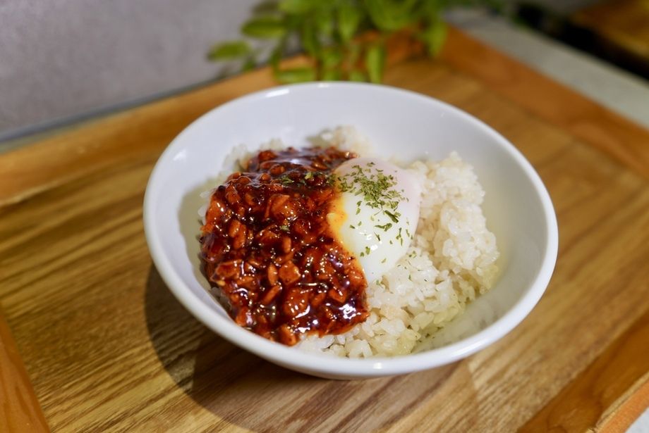 辛そうで辛くない食べるラー油&温玉のせご飯