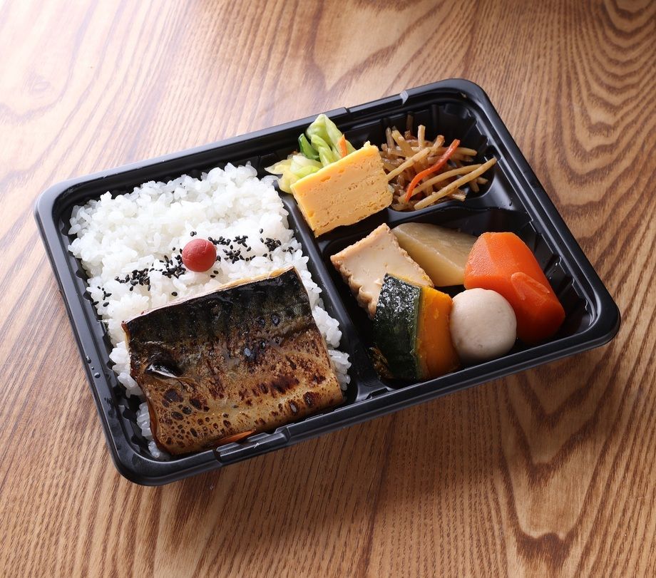 さば炙り焼きと手作り煮物の2種盛り弁当（白米と筍ご飯 合盛り）