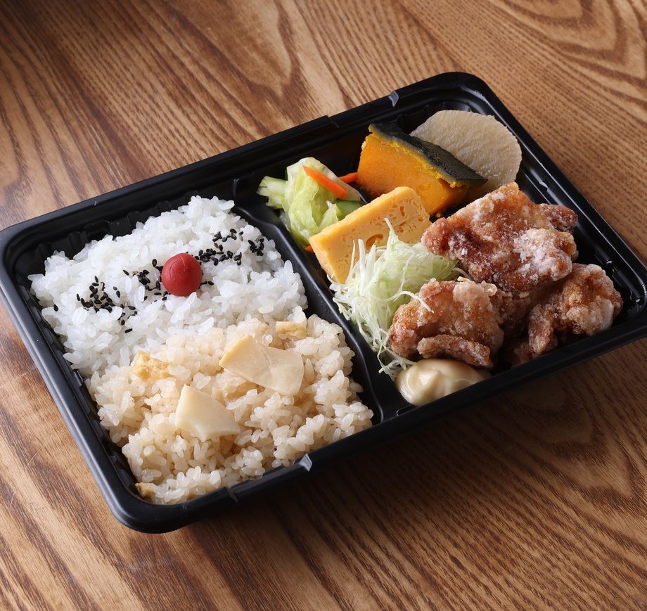 鶏の唐揚げ弁当（白米と筍ご飯 合盛り）