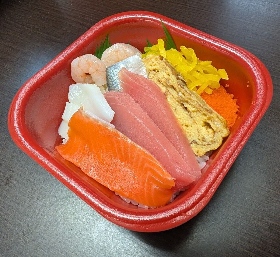 ちらし丼（並盛680円（税込）～）