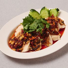 自家製ラー油と銘柄鶏のタイ風よだれ鶏