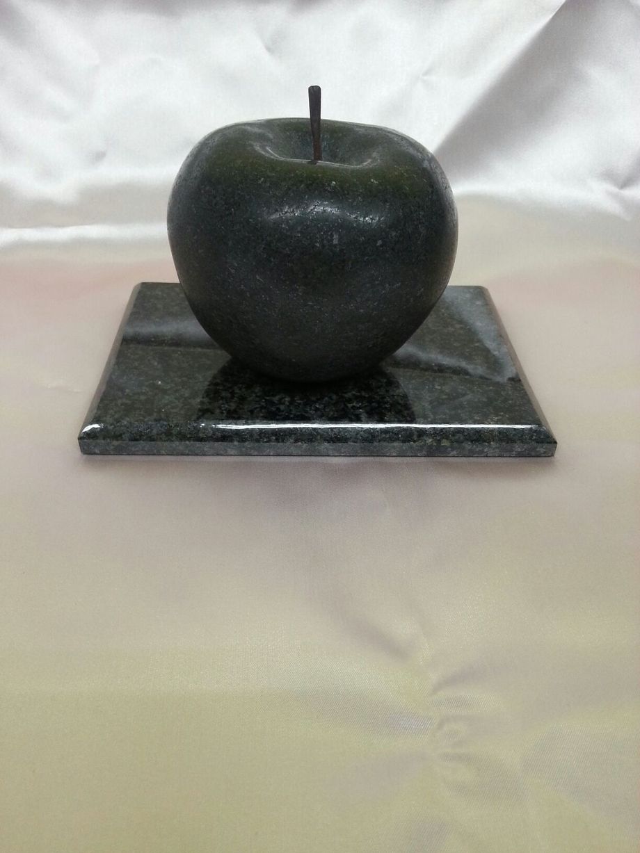 彫刻 黒りんご