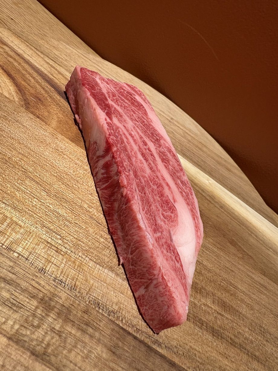 黒毛和牛！A5ランクの濃厚赤身ステーキ〈肩ロース・170g〉