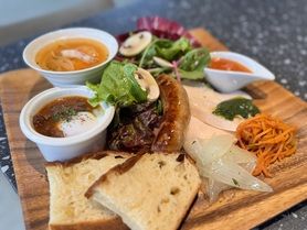 13時〜　自家製パン&ソーセージのプレートランチ