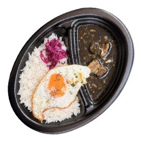 ポークビンダルと目玉焼き Vinduaoo&Fride egg
