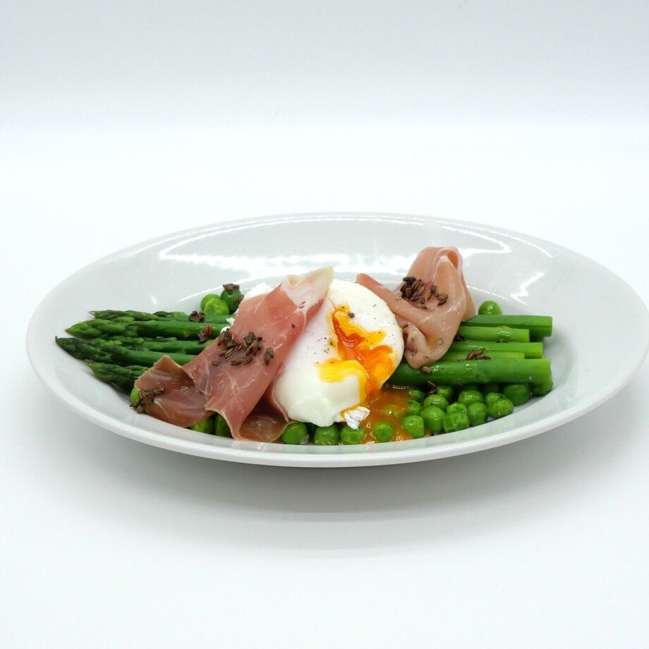 アスパラとポーチドエッグ　生ハム