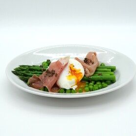 アスパラとポーチドエッグ　生ハム