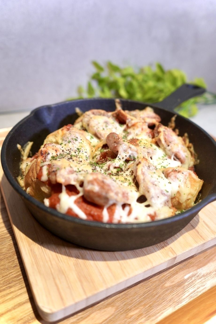 【熱々🔥】パリッとソーセージの完熟トマトパングラタン 🌭🍞