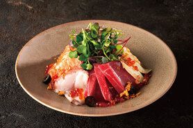 芝浜市場のよくばり海鮮サラダ