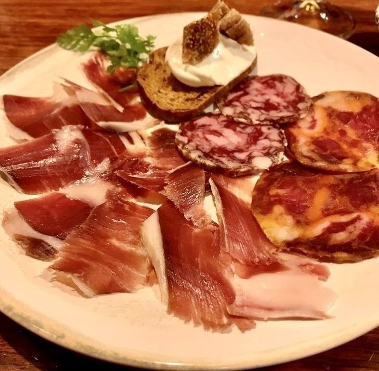 厳選したハモンセラーノをその場でスライス