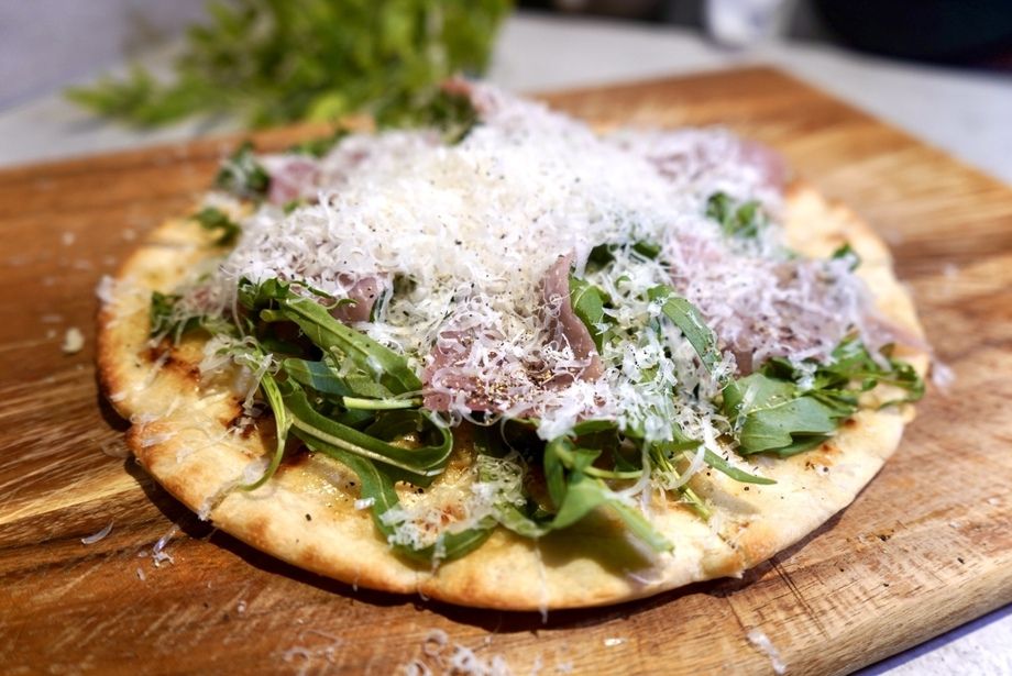 ✨新登場✨原木生ハムとルッコラのアンチョビバターピザ 〜☁️ふわ雪チーズがけ☁️〜