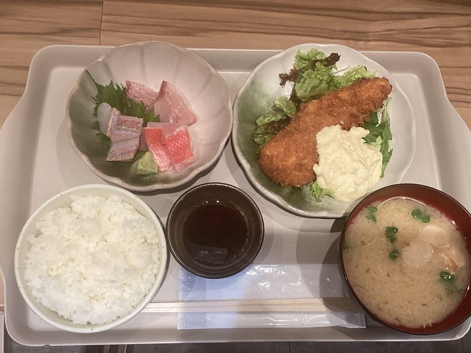 お刺身盛りと白身フライの勝浦定食