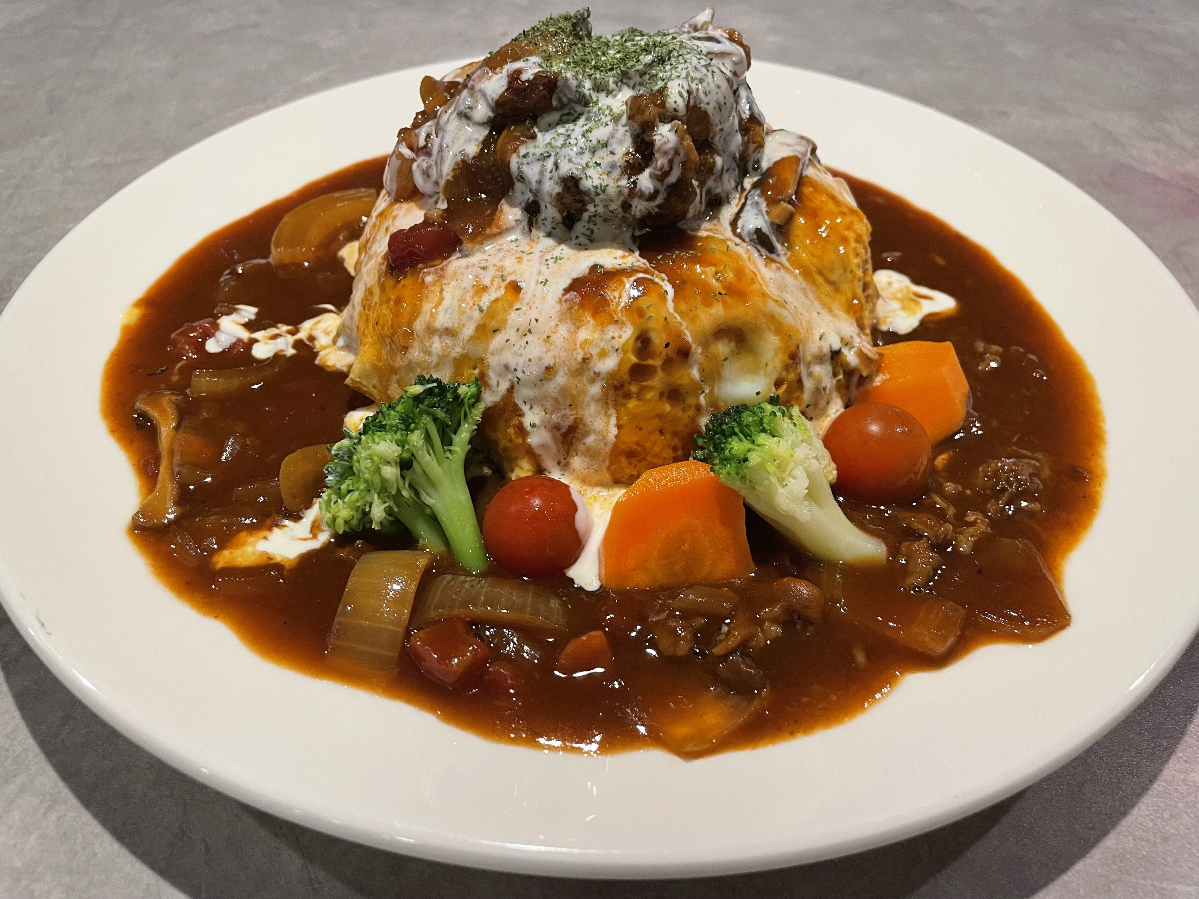 🉐自家製ジューシーハンバーグ乗せオムハヤシ‼️(ドリンク付き) 本日ミニデザート付き