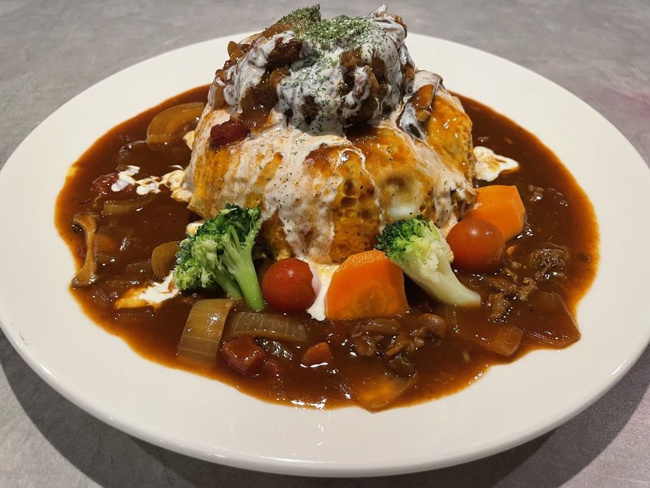 🉐ハンバーグ乗せオムハヤシ‼️(ドリンク付き)ミニデザートorアボカド付き（1860）